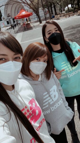 代々木公園で開催された渋谷・表参道WOMEN’S RUN 2022にて案内をするイベントコンパニオン