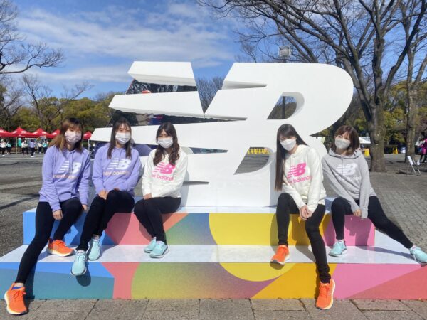 代々木公園で開催された渋谷・表参道WOMEN’S RUN 2022にて案内をするイベントコンパニオン